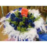 鲜花:蓝玫瑰22枝，幸福草间插，羽毛外围，卷边纸包装（此花需提前预定，并限送各大城市）