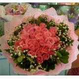 鲜花:1枝多头香水百合，11枝粉玫瑰，绿叶间插；手柔纸扇形花束