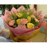 鲜花:黄玫瑰6朵，康乃馨8枝，米兰，情人草，手柔纸包装，此花需预定