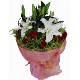 鲜花:19枝粉玫瑰单支包装，1枝多头粉百合加绿叶，绵纸外围，手提篮一个