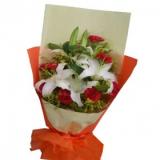 鲜花:6枝红色康乃馨、2枝多头白色香水百合，黄莺点缀、手柔纸单面包装。
