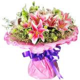 鲜花:圆形花束：6支多头粉香水百合，配花，配叶，粉色卷边皱纹纸包装，蓝色丝带束扎
