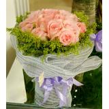 鲜花:粉色白色香水百合共6枝 .淡粉色卷边纸包装、紫色蝴蝶结,圆形包装.
