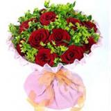 永久:圆形花束：19朵红玫瑰、绿叶间插，裙边纸圆形包装
