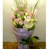 鲜花:白玫瑰19枝，玻璃纸单枝包装，米兰外围，手柔纸圆形包装。