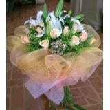 鲜花:白百合，香槟玫瑰，绿叶等，挂式立体桌面花