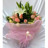 鲜花:2枝白香水百合，19枝粉玫瑰，绿叶间插；粉色纱网包装，圆形花束（此花需提前预定，并限送各大城市）