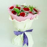 鲜花:粉玫瑰12枝，多头白百合1枝，绿叶间插，手揉纸单面包装