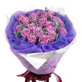 鲜花:紫色19枝（特殊花材，请提前订购），绿叶或幸福草、满天星点缀；紫色纱外围、手柔纸包装、玫红丝带，圆形花束。此花需预定，并限送各大城市