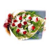 鲜花:红玫瑰11枝，绿叶间插，手柔纸扇形花束