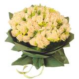 鲜花:香槟玫瑰99支，黄莺点缀；绿色手揉纸多层圆形包装，金色丝带束扎（此花需提前预定）。