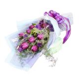 郁金香:5枝香水百合，33枝红玫瑰，花茑，满天星，紫色卷边纸，黄色丝带包装