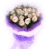 鲜花:白玫瑰33支，绿草点缀；纱网圆形豪华包装，法式蝴蝶结束扎
