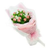 鲜花:99枝粉色玫（或者红色玫瑰），勿忘我，绿叶、配花、配草等，卷边纸包装