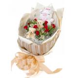 鲜花:24枝红玫瑰，2枝多头白香水百合，绿叶间插，加满天星，紫色手柔纸单面包装