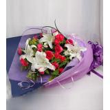 鲜花:红色康乃馨11枝，红玫瑰6枝，白色香水百合2枝，黄莺点缀；紫色手柔纸包装，扇形花束。