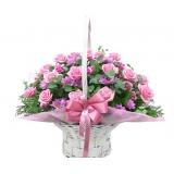 手提鲜花:19枝粉玫瑰单支包装，1枝多头粉百合加绿叶，绵纸外围，手提篮一个