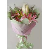 鲜花:19只彩色玫瑰，绿叶丰满，粉色包装纸，粉色丝带扎