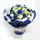 鲜花:11枝蓝色玫瑰.11枝白玫瑰，羽毛外围，手揉纸高档包装.（此花需预定）