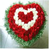 鲜花:红色玫瑰11枝，棉纸单枝包装，点缀丰满绿叶和满天星。卷边纸圆形花束包装，里层和外层分别用红色网纱包装，粉色丝带束扎。