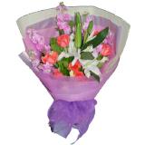 鲜花:紫罗兰或泰国兰5支+粉色玫瑰9支+白色香水百合1支+ 配叶+内用淡紫色的棉纸，外用淡绿色皱纹纸包装，紫色的蝴蝶结