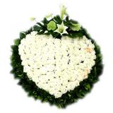 哀掉:各色玫瑰，百合花，绿叶组成桌花一个，直径60-80公分圆形桌花