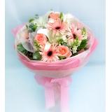 鲜花:16枝粉玫瑰单枝包装，16枝红色康乃馨，中间1枝多头白香水百合，情人草点缀，线紫色卷边纸包装