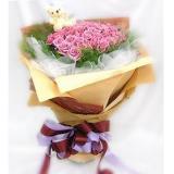 鲜花:33只紫色玫瑰,加黄莺配细纱和手柔纸包装.浪漫花束.小熊一只
