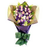 鲜花:99枝紫玫瑰,外围配满天星，白色纱网包装,紫色绵纸外包装