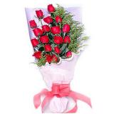 鲜花:18支红色康乃馨，配米兰。深红色皱纹纸包装，内衬白色绵纸。包装成单面花束，红色锻带打结 