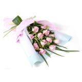 鲜花:中间紫色玫瑰33枝、外围66枝白玫瑰，紫色、白色棉纸圆形豪华包装，白纱网蝴蝶结束扎