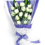 鲜花:15枝白玫瑰，情人节适量，绿叶衬底，玻璃纸与布纹纸双层扇形包装。