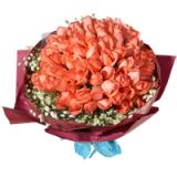 鲜花:红色玫瑰11枝，棉纸单枝包装，点缀丰满绿叶和满天星。卷边纸圆形花束包装，里层和外层分别用红色网纱包装，粉色丝带束扎。