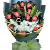 鲜花:12支粉玫瑰，白色多头香水百合2支，绿叶点缀。墨绿色皱纹纸单面包装，外围黄色棉纸