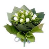 鲜花:11枝白玫瑰，配黄莺间插，绿色皱纹纸包装，同色丝带束扎，圆形花束
