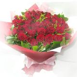 鲜花:57朵红玫瑰，配米兰，外层红色皱纹纸圆形包装，粉色丝带束扎