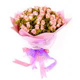 鲜花:33朵戴安娜粉玫瑰，内衬粉色软纱，外天蓝色波点瓦楞纸加淡绿色软纱圆形包装，粉色丝带束扎