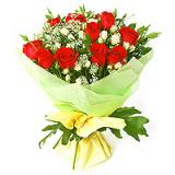 鲜花:12枝红玫瑰+8枝花边康乃馨+配花+深蓝色皱纹纸单面包装+橙色的丝带.