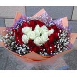 鲜花:19枝红玫瑰。白色网纱单面平角包装，红色丝带束扎。19枝玫瑰分两层排列