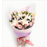 鲜花:红玫瑰12枝，多头白香水百合1枝，米兰间插，手柔纸包装