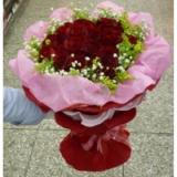鲜花:24支红色玫瑰+满天星，米兰丰满。粉色卷边纸圆形包装