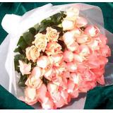 鲜花:9枝淡粉色玫瑰，4枝粉康，1枝多头白百合，绿叶间插，手揉纸单面高档包装