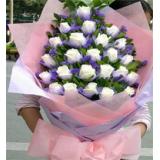 鲜花:22枝白玫瑰外围丰满黄莺。蓝色手柔纸包装，圆形花束，紫色丝带束扎