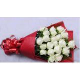 鲜花:白玫瑰11枝，粉百合（多头）6枝，黄莺丰满，手揉纸包装