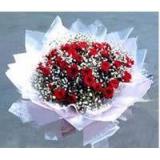 鲜花:19枝红玫瑰,绿叶间插，卷边纸圆形精美包装,淡绿色丝带