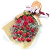 鲜花:红色玫瑰24枝,情人草点缀,土黄色纸单面包装,丝带花装饰