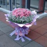 鲜花:粉色白色香水百合共6枝 .淡粉色卷边纸包装、紫色蝴蝶结,圆形包装.