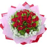 鲜花:红玫瑰12枝，白玫瑰居中9枝，绿叶，满天星，卷边纸包装