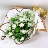 鲜花:上等白玫瑰11枝，叶上花点缀或米兰点缀，手柔纸包装