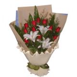 鲜花:12枝红玫瑰，1枝白色香水百合，点缀相思梅或米兰，白纱内衬，手揉纸圆型包装，红色节日丝带花结扎花。